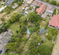 Gardens and family houses on Čigérska Street in Dunajská Streda, with a visible swimming pool.