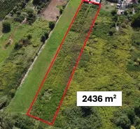 Land for residential use in Bátorove Kosihy, area 2436 m², surrounded by greenery.