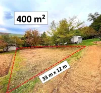 A plot in the gardens of Bystré, measuring 400 m², bordered by a red line, with a natural surrounding.