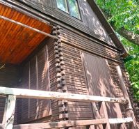 A wooden cottage surrounded by greenery in a garden in the city of Zvolen.