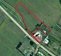 Plots - housing in Čabalovce, marked with red lines on the aerial map.