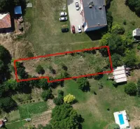 Aerial view of plots - housing in Hronovce, bordered by a red line.