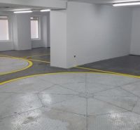Parking with turntables and bright yellow lines for better navigation.