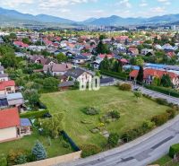 Aerial view of a residential area and plots in Martin, surrounded by mountains.