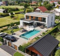 Modern villa in the city of Martin with a pool, ideal for residential land.