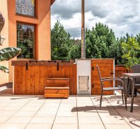 The terrace of a family house in Veľká Lomnica with wooden elements and garden furniture.