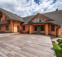 A family house in Veľká Lomnica with a wooden decor floor and a terrace.