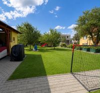 A well-maintained garden with a lawn and a sports field at a 3-room apartment in Liptovský Mikuláš.