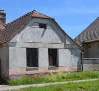 A family house in Lakšárska Nová Ves with visible cracks and an old roof.