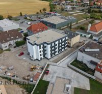 A view of a residential building with a parking lot in Zlaté Klasy.