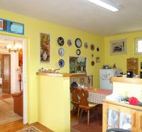 A room in a family house with decorative plates and furniture in wooden decor.