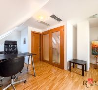 Office room in a 5 or more room apartment with a wooden decor floor.