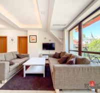 Living room in a 5 or more room apartment with large windows and a view of the balcony.