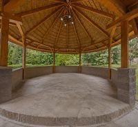 A wooden gazebo in the garden near the Recreational Apartment in Trnava.