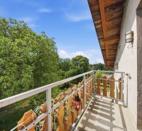 The balcony of a recreational apartment in Trnava with a view of greenery.