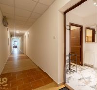 The hallway in Poprad leads to the entrance of a 2-room apartment with a marble floor.
