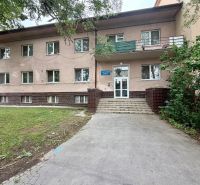 The apartment building on Dlhé Hony in Trenčín offers 1-bedroom apartments with well-maintained exteriors.