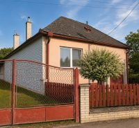 A family house on Gardom Street, Veľký Šariš, with a red fence and a lawn.