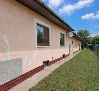 The side facade of a family house on Gardom Street in Veľký Šariš with a manicured lawn.