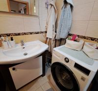 Bathroom with a sink and a washing machine in a 3-room apartment.
