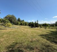 Garden for plots - living in Čaradice with a lawn and trees under a blue sky.