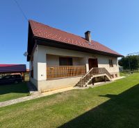 A family house in Liptovské Kľačany with a red roof and a lawn in the garden.