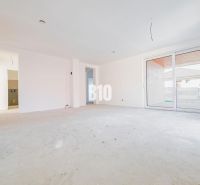 A spacious room in a family house with sliding doors and a view of the garden.