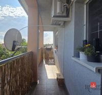 The balcony of a 4-room apartment in Blatná na Ostrove with a view of the gardens.