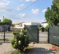 The gate with a rose bush in Blatná na Ostrove leads to a 4-room apartment.