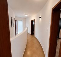 A hallway in a 2-room apartment with arches and light-colored walls.