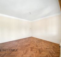 An empty room with a wooden floor decor in a family house.