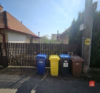 A family house on Stračia Street in Nitra with containers for sorted waste.