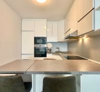 A kitchen in a 3-room apartment with a corner unit, a cooktop, and built-in appliances.
