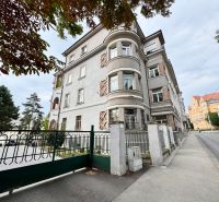 Palisády, Bratislava - Staré Mesto: Residential building with decorated facade and entrance gate.