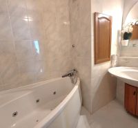 A bathroom with a bathtub and a sink in a 3-room apartment.