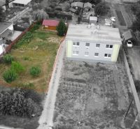 A view from above of the courtyard at a two-story building in Telince.