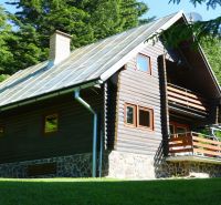 A cottage in Tále near Brezno surrounded by forests, ideal for recreation and relaxation.