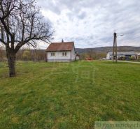 The family house in the village of Volica is situated on a spacious green garden with a fruit tree.
