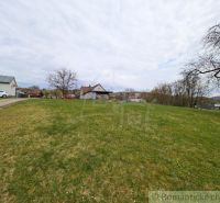 A garden at a family house in Volica with a grassy area and trees.