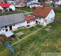 A family house in Volica with a courtyard, an annex, and a garden, surrounded by other houses.