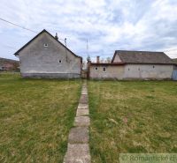 A family house in Volica with a lawn and an access path made of stones.