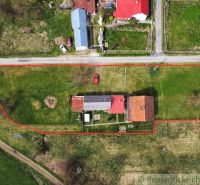 A family house in Volica surrounded by a large plot of land with an access road from above.