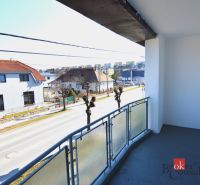 The balcony of a 2-room apartment on Letecká Street in Spišská Nová Ves with a view of the houses.