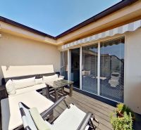 Terrace with loungers in a 3-room apartment, next to the LeadNK Reality logo.