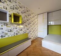 Children's room with graphic wallpaper, built-in wardrobes, and a floor with wood decor in a 4-room apartment.