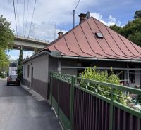 A family house on Laskomerská in Banská Bystrica with a pitched roof and a garden.
