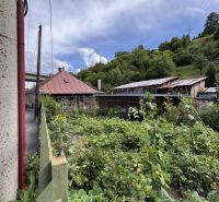 The garden with flowers belongs to the family house on Laskomerská in Banská Bystrica.