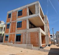 Construction of a 3-room apartment in the city of Srima with brick walls and a concrete structure.