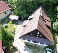 A cottage in Špania Dolina in Banská Bystrica with a yard and greenery in the surroundings.