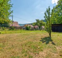 The garden by the cottage on Dubková Street in Lazy pod Makytou, surrounded by nature and cottages.
